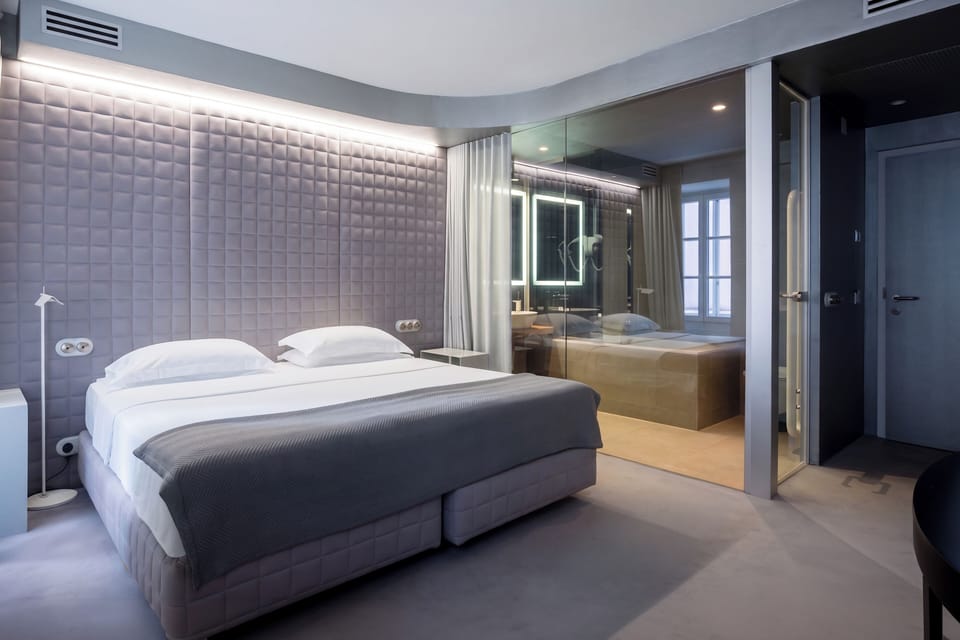 Vander Large | Hypo-allergenic bedding available, minibar, in-room safe, desk