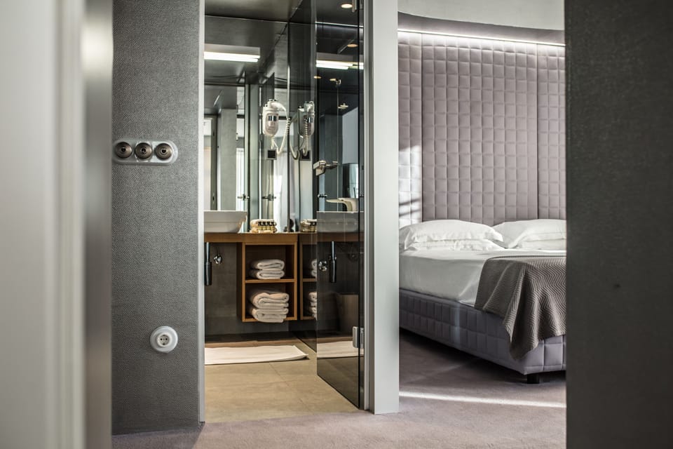 Vander Large | Hypo-allergenic bedding, minibar, in-room safe, desk