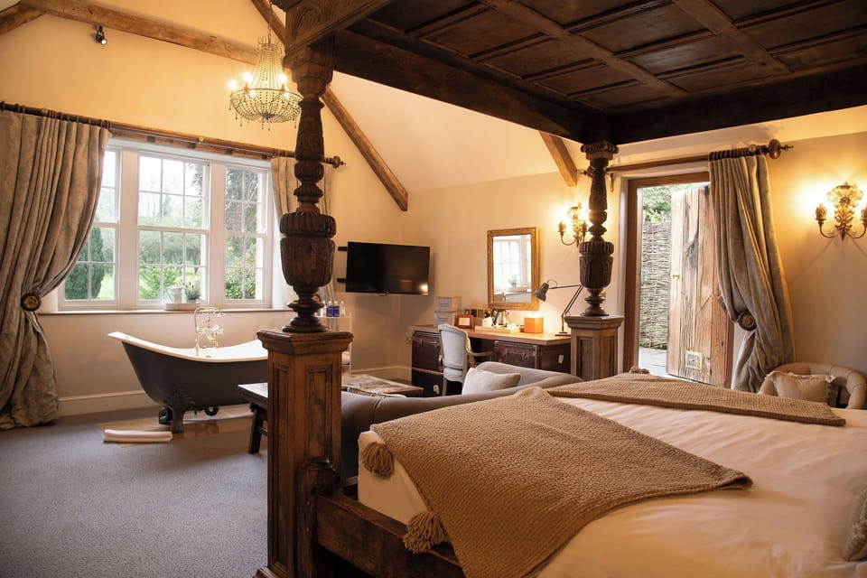 Junior Suite | Hypo-allergenic bedding, in-room safe, individually decorated