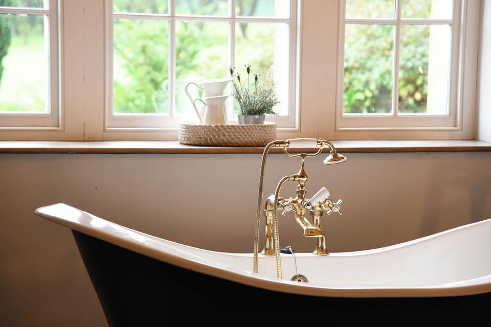 Junior Suite | Hypo-allergenic bedding, in-room safe, individually decorated