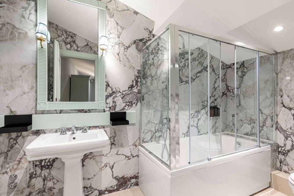 Junior Suite | Bathroom | Eco-friendly toiletries, hair dryer, bidet, towels