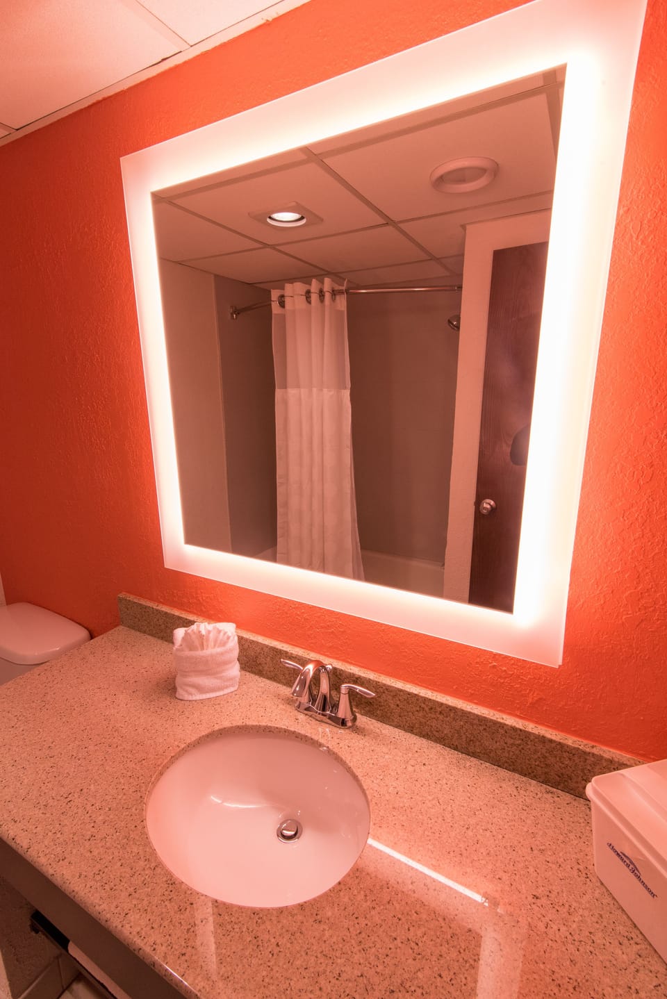 Combined shower/tub, free toiletries, hair dryer, towels