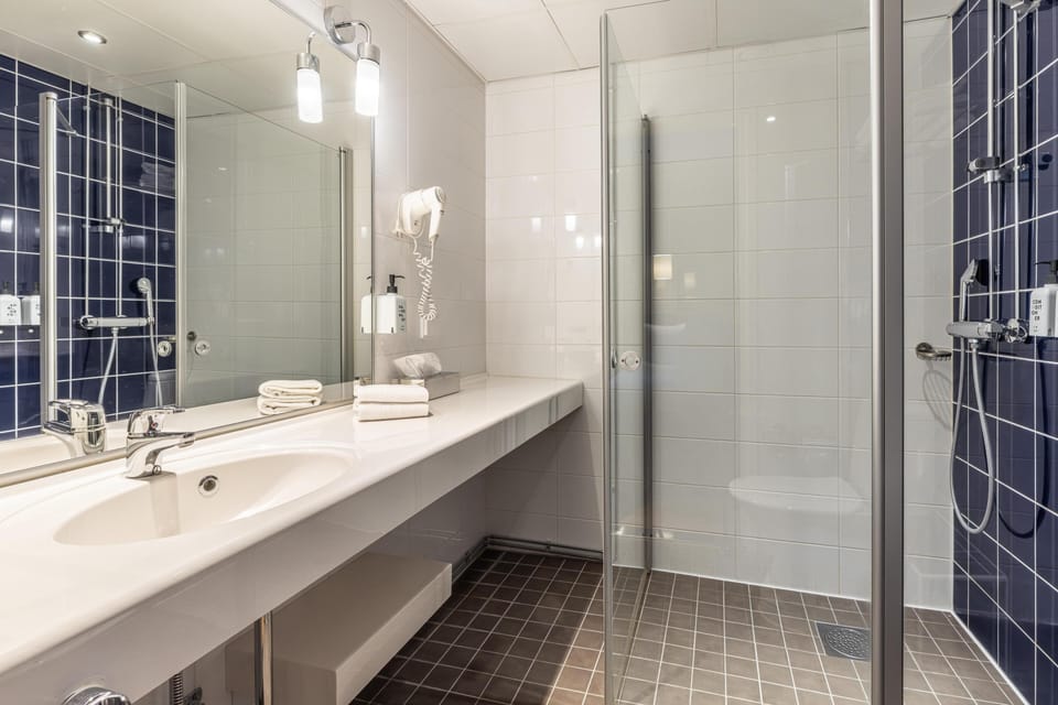 Standard Room, 1 Queen Bed | Bathroom | Hair dryer, towels, soap, shampoo