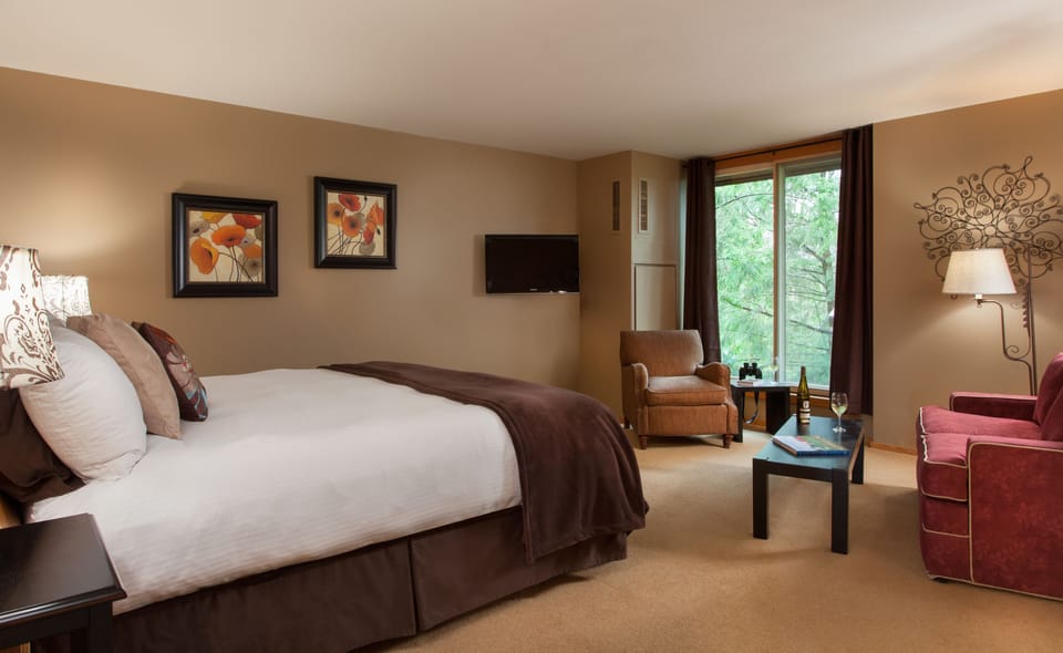 In-room safe, blackout drapes, soundproofing