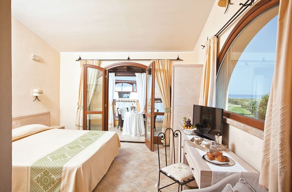 Minibar, in-room safe, desk, bed sheets