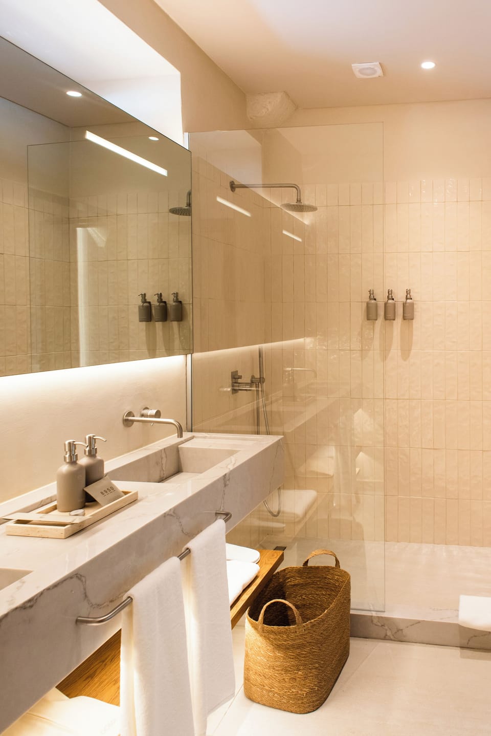 Historic Deluxe Room | Bathroom | Free toiletries, hair dryer, slippers, towels