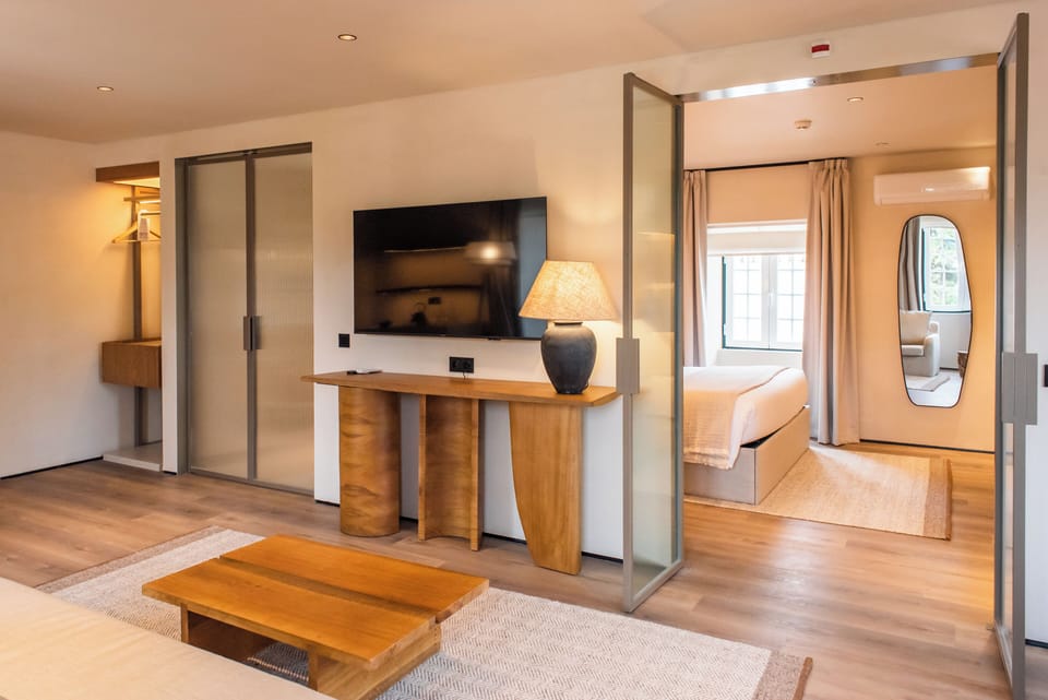 Historic Suite | Minibar, soundproofing, WiFi (free), bed sheets