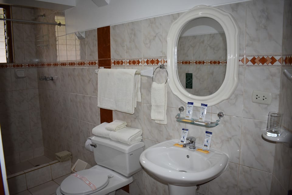 Shower, rainfall showerhead, free toiletries, hair dryer