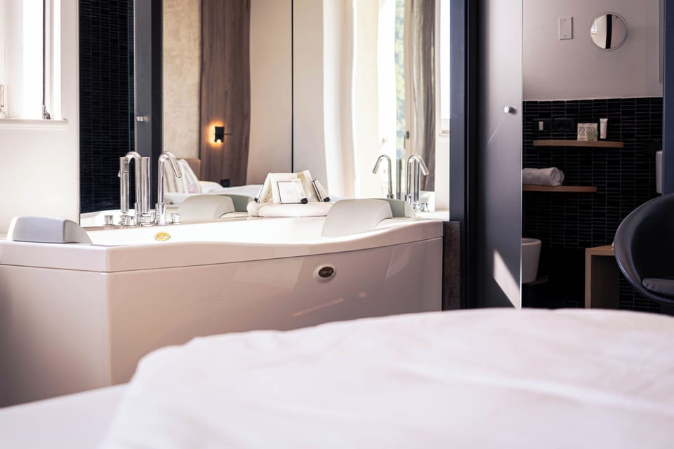 Jacuzzi Room | Down comforters, pillowtop beds, minibar, in-room safe