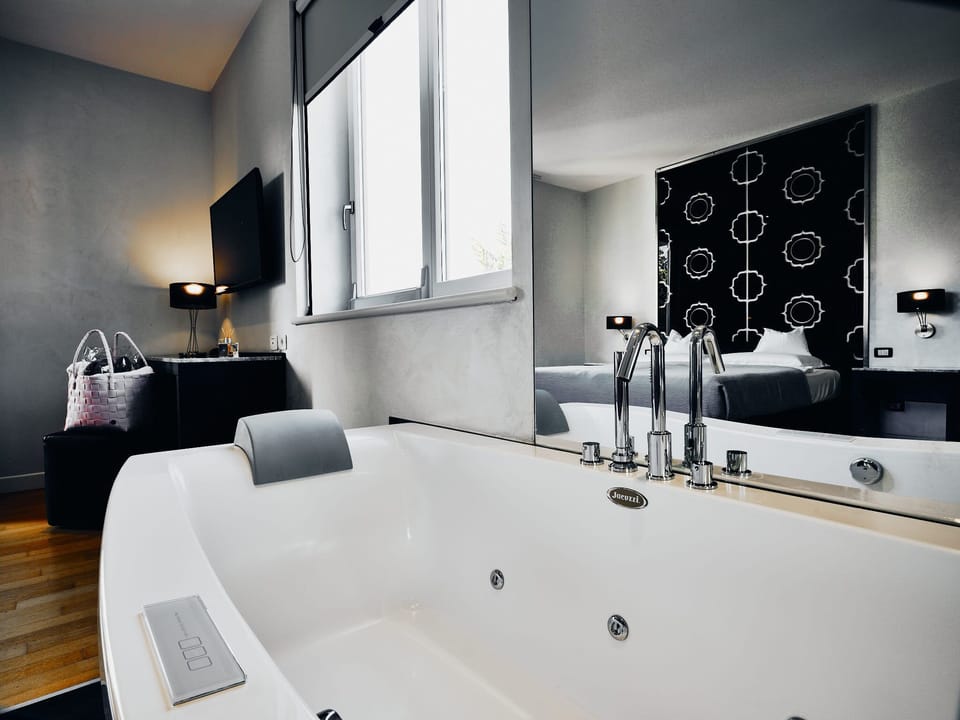 Jacuzzi Room | Private spa tub