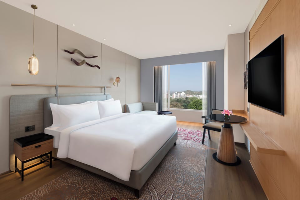 Club Room, 1 King Bed (Premium) | Private kitchen | Coffee/tea maker, electric kettle