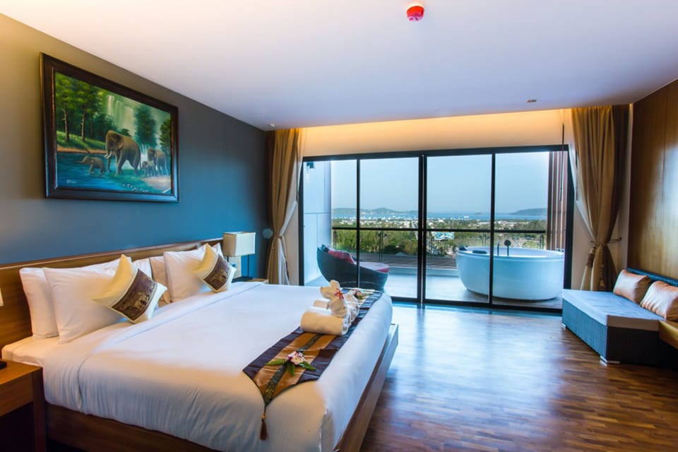 Executive Deluxe Suite (Balcony Jacuzzi) | Minibar, in-room safe, desk, free WiFi
