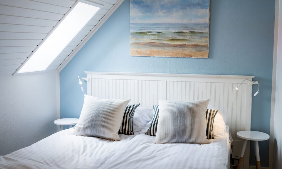 Economy Room | Hypo-allergenic bedding, desk, blackout drapes, iron/ironing board
