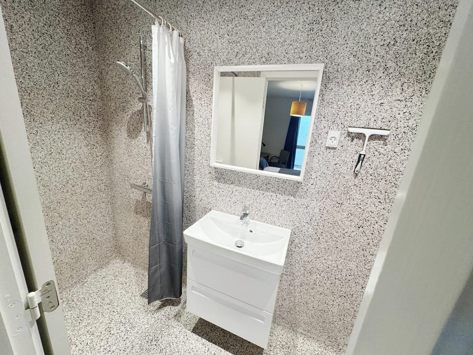 Economy Room (Motel) | Bathroom | Shower, free toiletries, hair dryer, towels