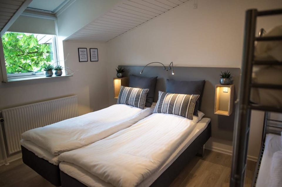 Quadruple Room | Desk, iron/ironing board, cribs/infant beds, rollaway beds