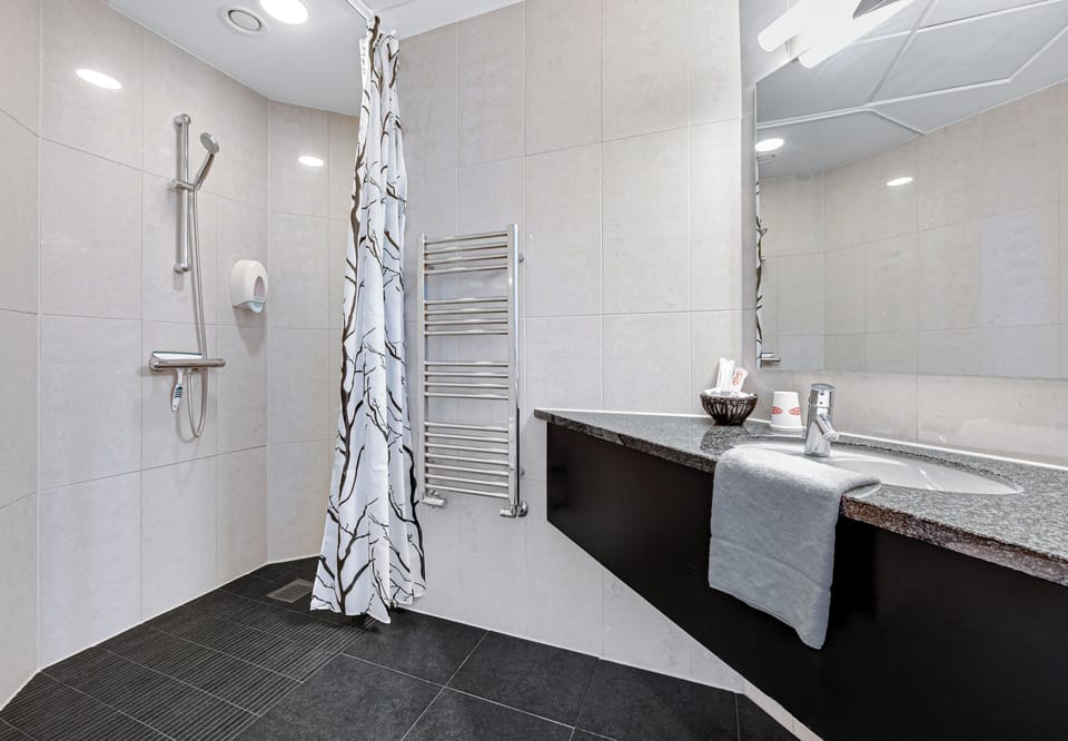 Comfort Double Room | Bathroom | Shower, eco-friendly toiletries, hair dryer, slippers
