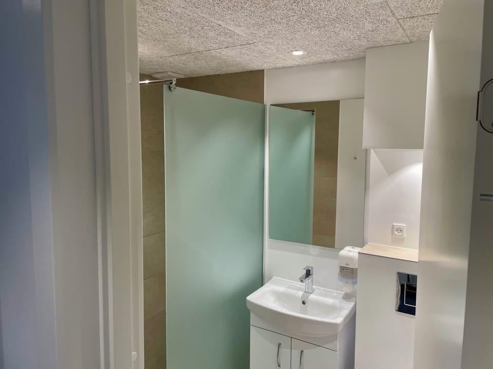 Superior Double Room | Bathroom | Shower, towels