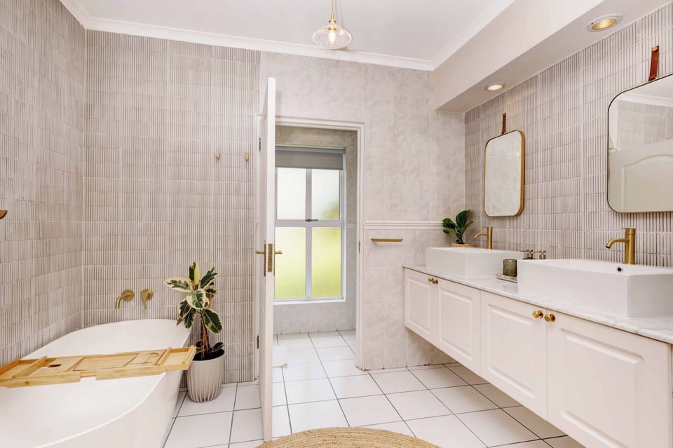 Superior Suite, Ensuite | Bathroom | Combined shower/tub, free toiletries, hair dryer, towels