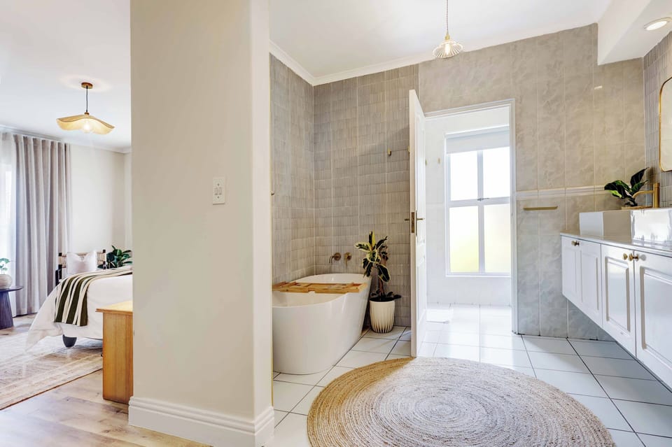 Superior Suite, Ensuite | Bathroom | Combined shower/tub, free toiletries, hair dryer, towels