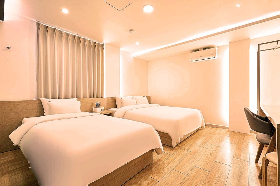 Deluxe Twin Room | Individually decorated, individually furnished, blackout drapes