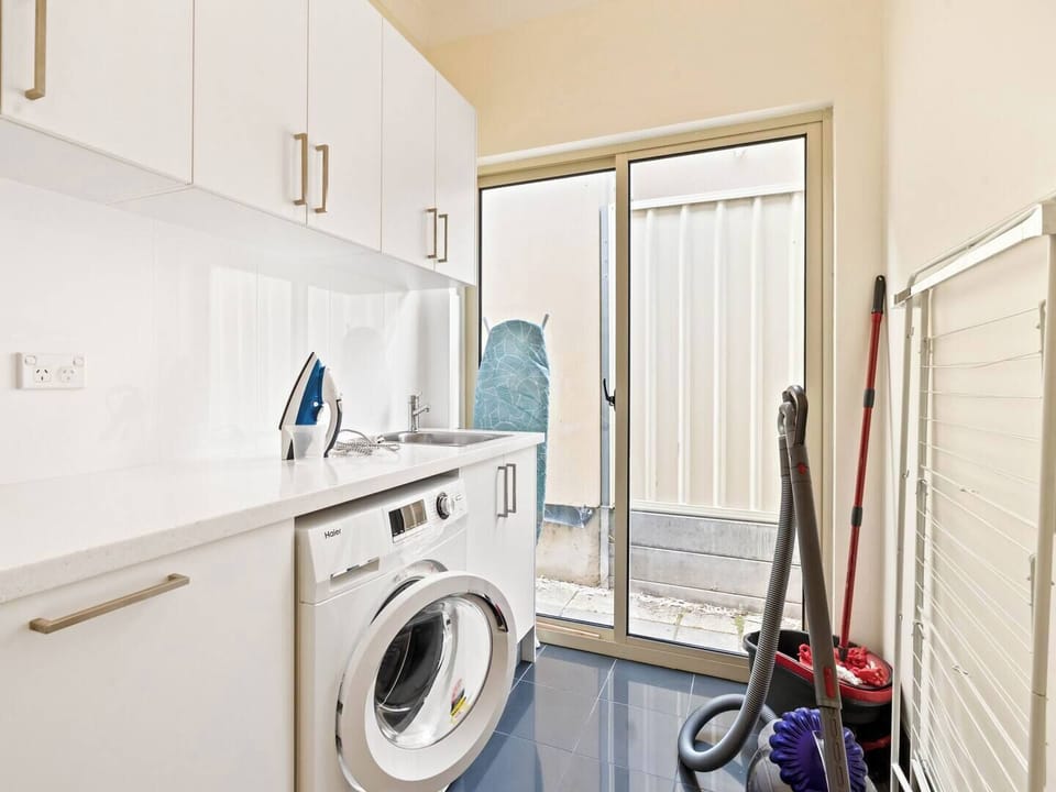 Laundry with sink and 7.5kg washing machine.
