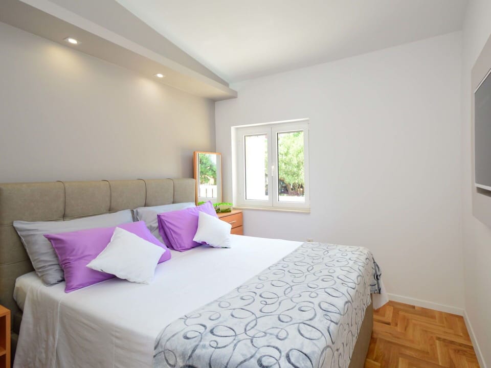 Bedroom, Room, Furniture, Bed, Property, Interior Design, Bed Sheet, Bed Frame, Wall, Bedding