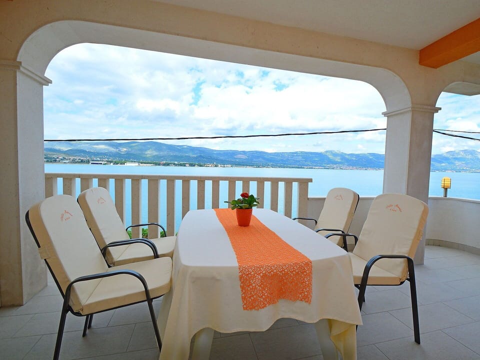 Property, Room, Furniture, Table, Real Estate, Building, Balcony, Chair, Architecture, Interior Design