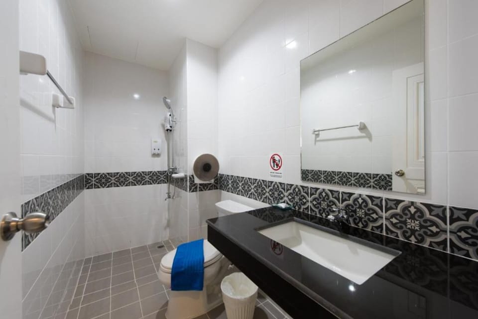 Double Room | Bathroom | Shower, free toiletries, hair dryer, towels
