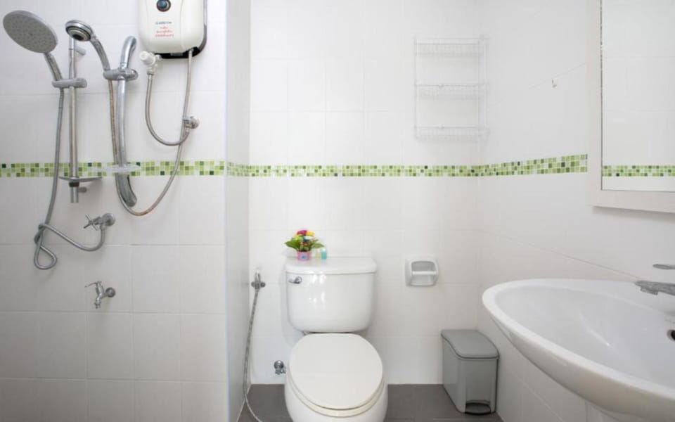 Apartment | Bathroom | Shower, free toiletries, towels