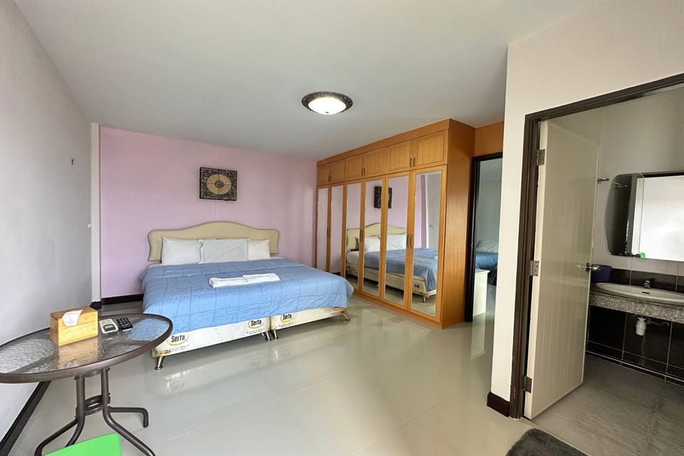Family Room | Desk, WiFi (free), bed sheets