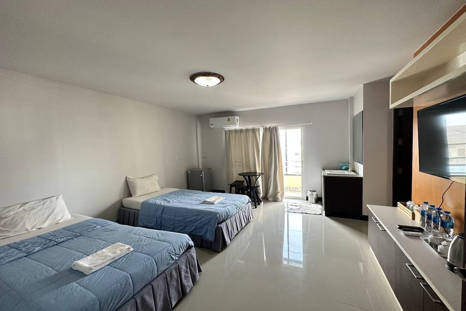 Family Room | Desk, WiFi (free), bed sheets
