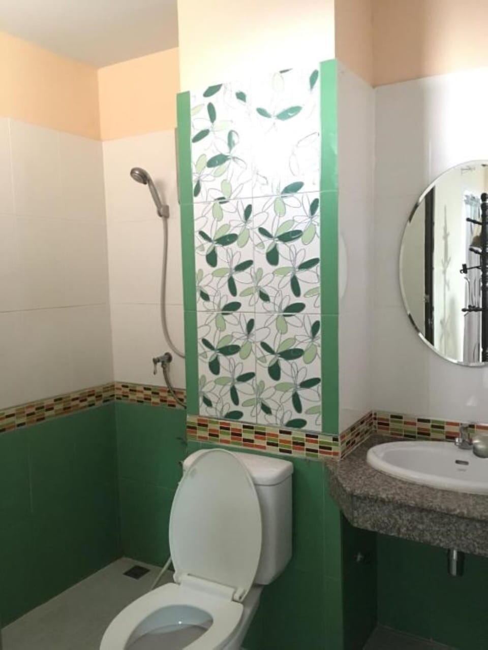 Separate tub and shower, free toiletries, towels