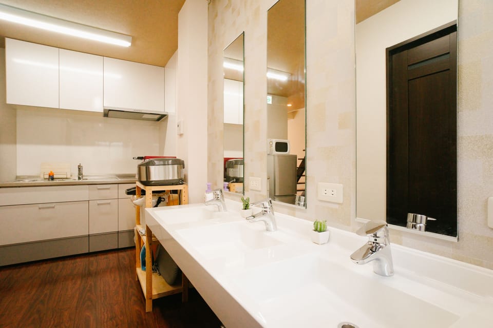 House, 4 Bedrooms | Bathroom | Separate tub and shower, deep soaking tub, hair dryer, towels