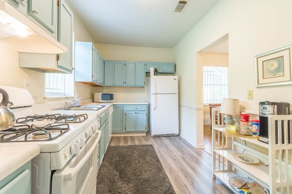 Plenty cabinet space in Kitchen