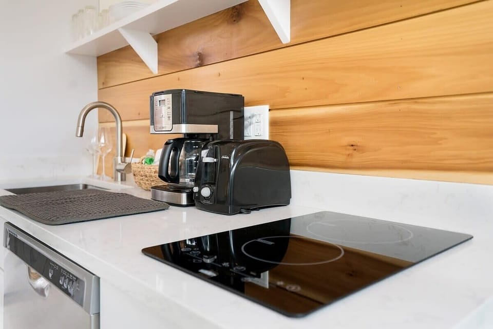 Kitchen appliances and amenities