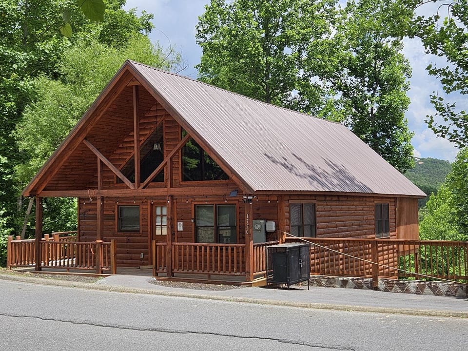 MOUNTAINSIDE CABIN NEAR DOLLYWOOD IN PRESTIGIOUS STARR CREST RESORT     New 2020