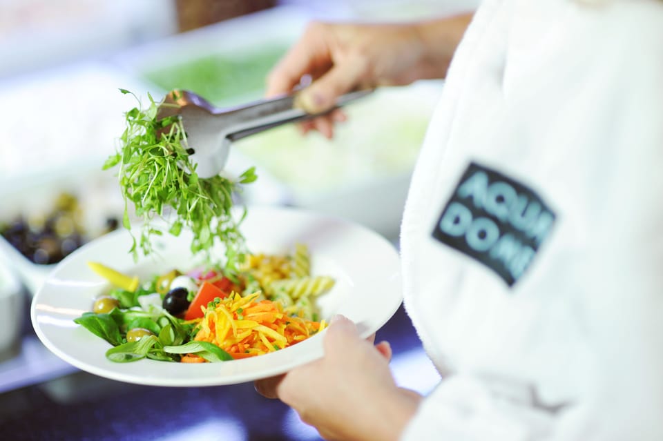3 restaurants; breakfast, lunch, dinner, and brunch served