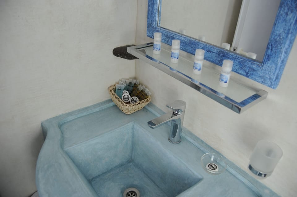 Shower, rainfall showerhead, free toiletries, hair dryer