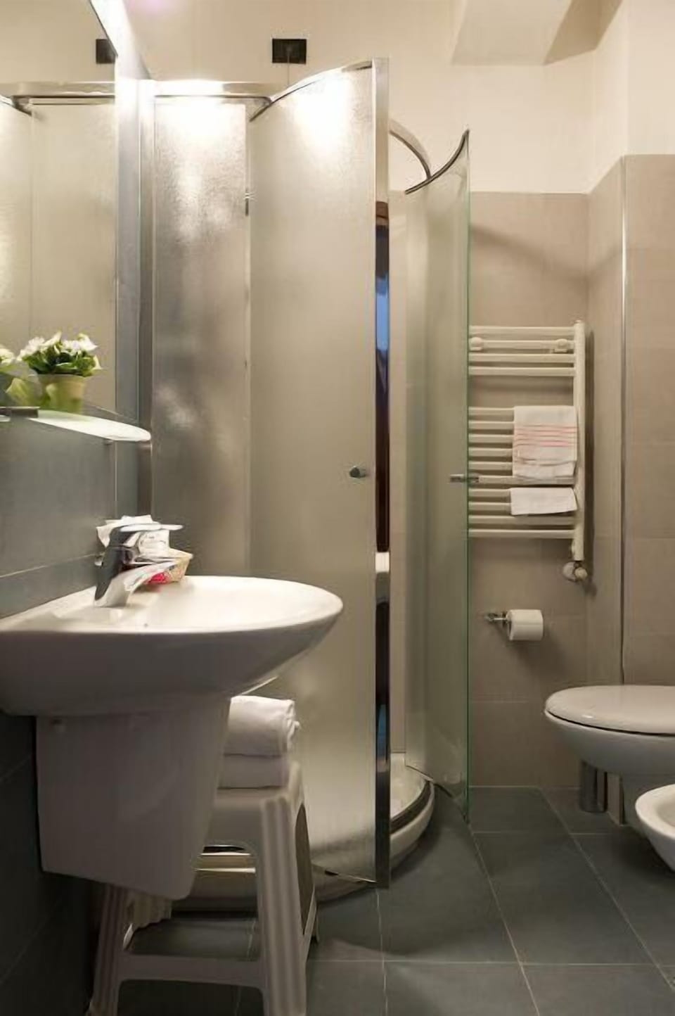 Shower, free toiletries, hair dryer, bidet