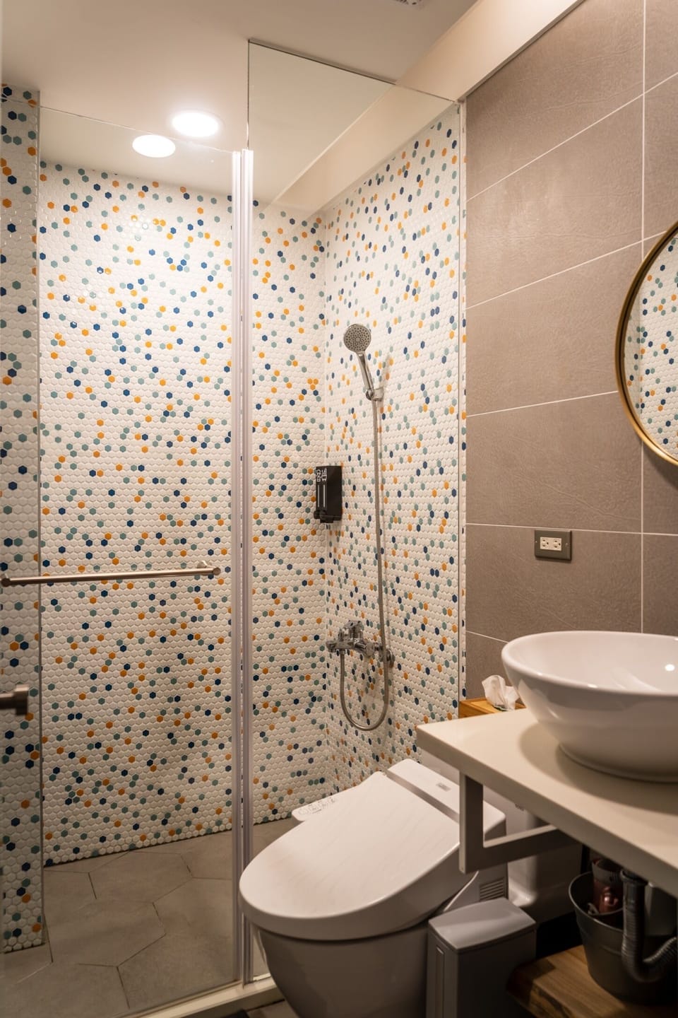 Deluxe Double Room | Bathroom | Shower, free toiletries, hair dryer, slippers