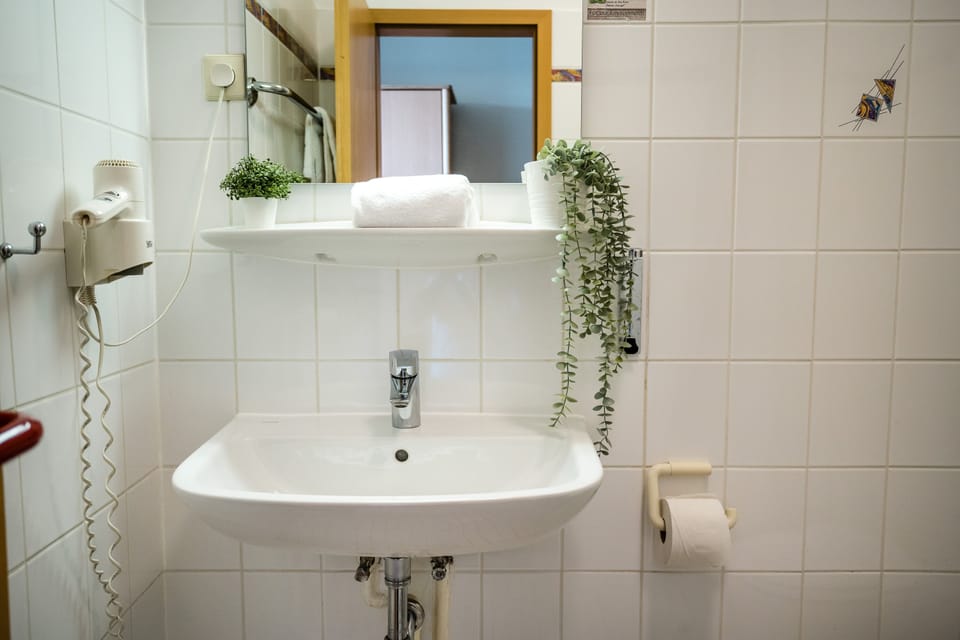 Comfort Twin Room | Bathroom | Bathtub, hair dryer, towels