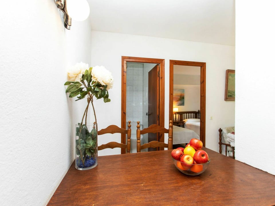 Table, Property, Furniture, Plant, Flowerpot, Flower, Wood, Interior Design, Orange, Building