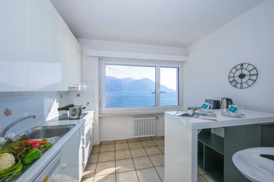 Full-size fridge, microwave, oven, stovetop