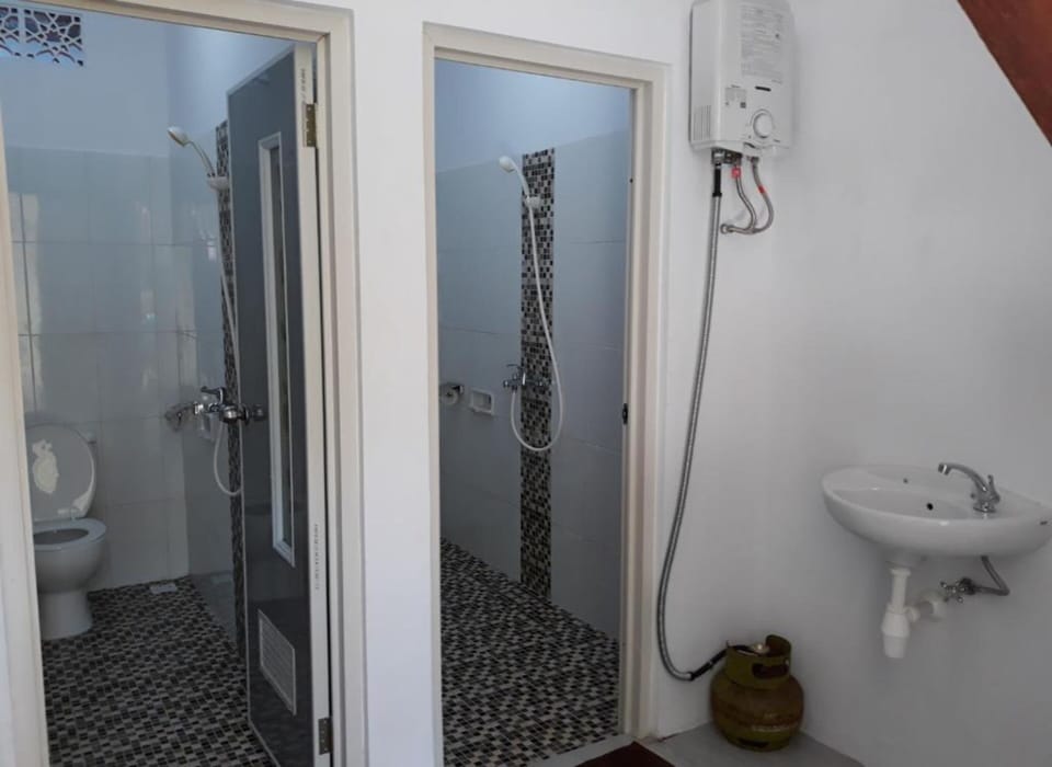 Shower, free toiletries, towels