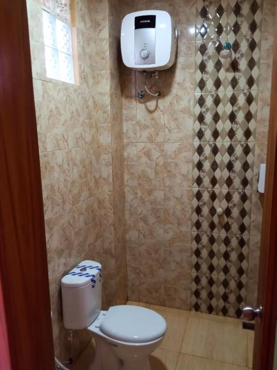 Shower, free toiletries, towels