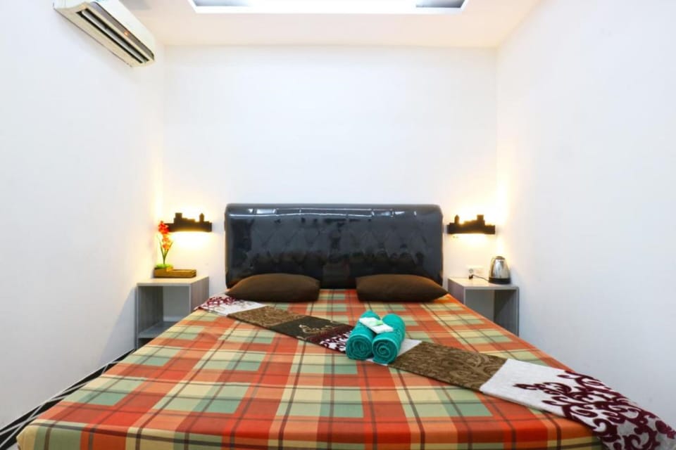 Desk, free WiFi, bed sheets