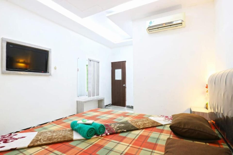 Desk, free WiFi, bed sheets