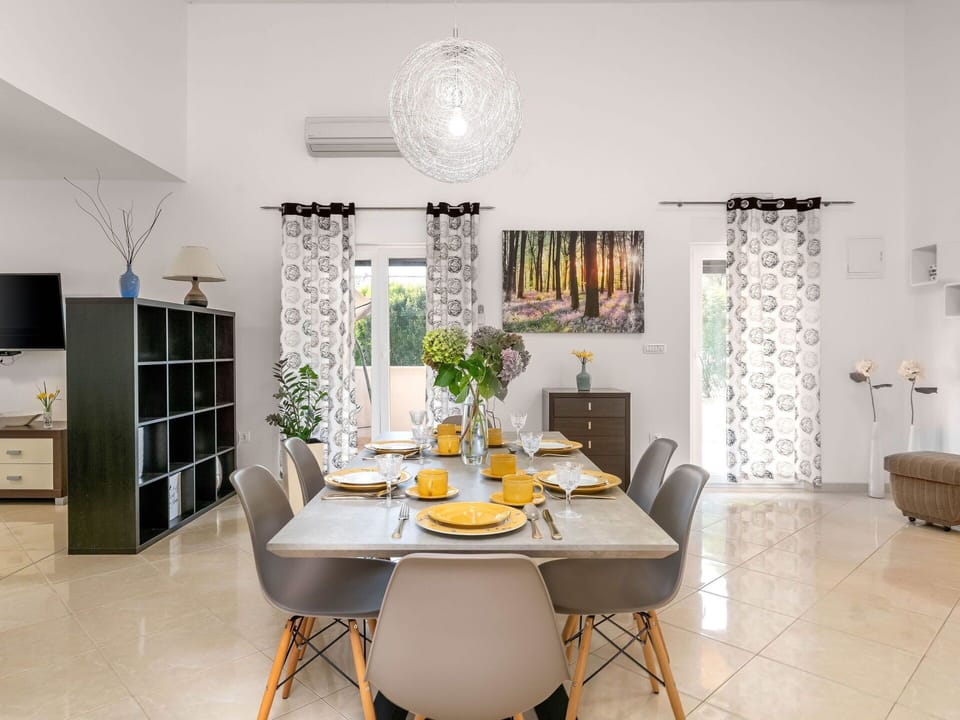 Room, Dining Room, Furniture, Interior Design, Property, Table, Floor, Ceiling, Yellow, Living Room