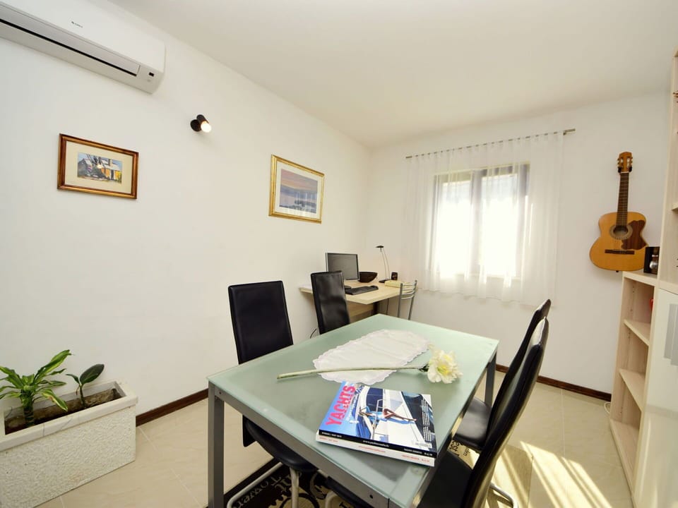Room, Property, Furniture, Building, Real Estate, Interior Design, Table, House, Floor, Ceiling