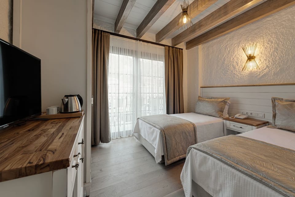 Standard Twin Room | Minibar, in-room safe, blackout drapes, soundproofing